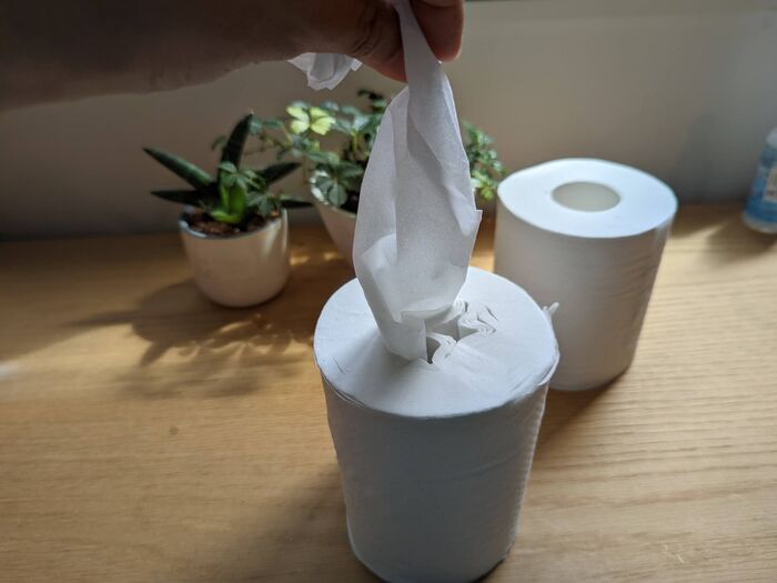 警視庁twitterで話題 トイレットペーパーの芯抜き使用法を試してみた 災害時対策にも 暮らしニスタ 警視庁twitterで話題 トイレットペーパーの芯抜き使用法を試してみた 災害時対策にも 暮らしニスタ