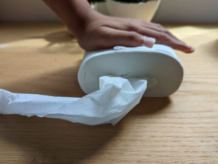 警視庁twitterで話題 トイレットペーパーの芯抜き使用法を試してみた 災害時対策にも 暮らしニスタ 警視庁twitterで話題 トイレットペーパーの芯抜き使用法を試してみた 災害時対策にも 暮らしニスタ