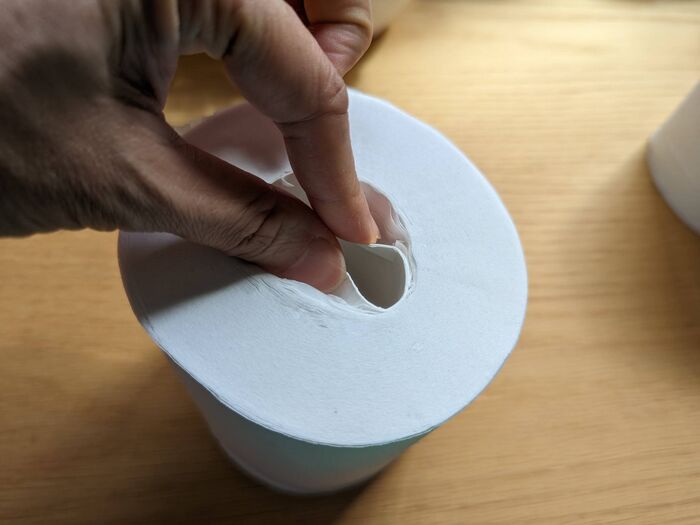 警視庁twitterで話題 トイレットペーパーの芯抜き使用法を試してみた 災害時対策にも 暮らしニスタ 警視庁twitterで話題 トイレットペーパーの芯抜き使用法を試してみた 災害時対策にも 暮らしニスタ