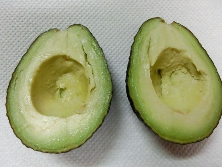 レモン汁もお酢も不要!アボカドの変色を防ぐ方法【やってみた】