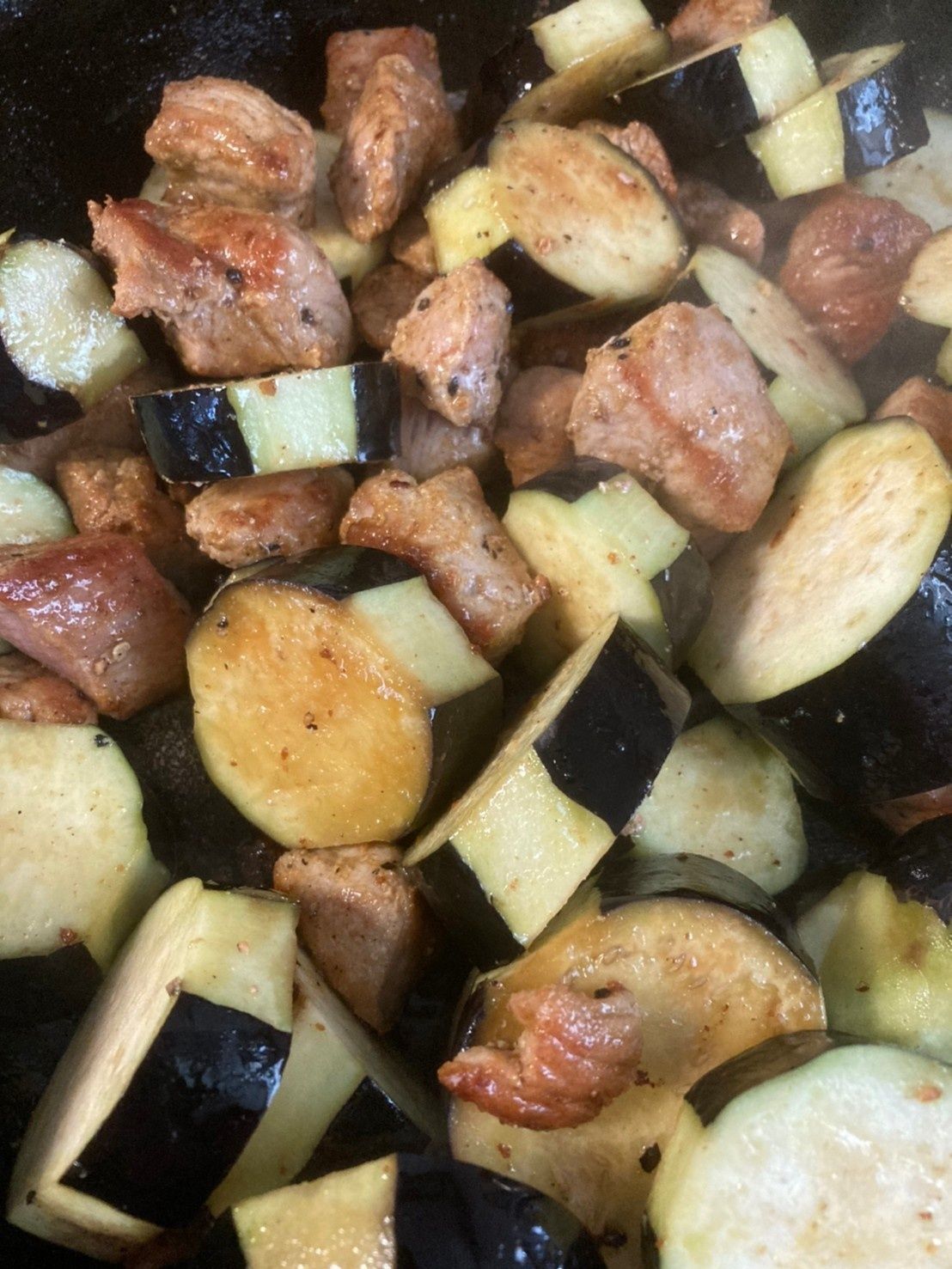 輪切りにした茄子を豚肉と一緒に炒めます♪