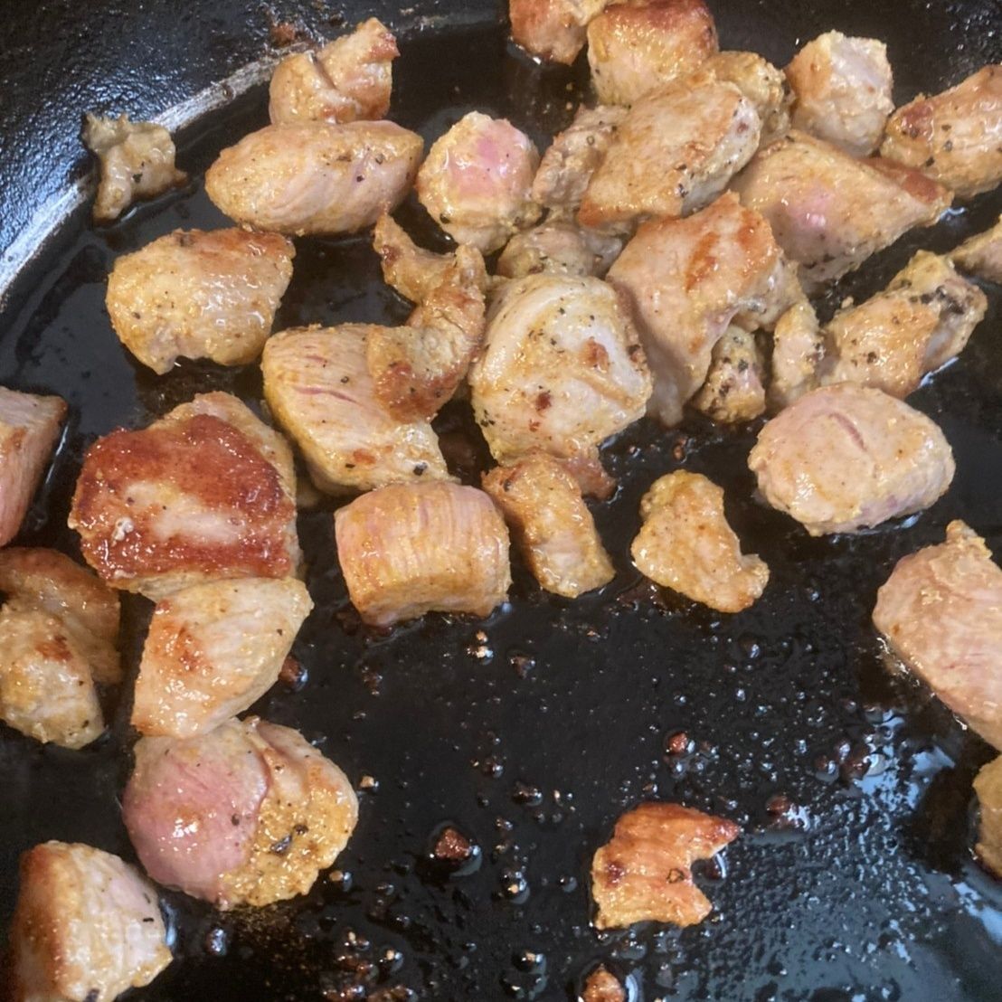 豚肉はカレー粉と塩コショウで味付けし良く焼いておきます