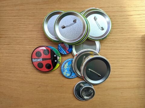 溜まる一方の 缶バッジ 捨てるの待って こうすれば新たな使い道で意外な大活躍 暮らしニスタ 溜まる一方の 缶バッジ 捨てるの待って こうすれば新たな使い道で意外な大活躍 暮らしニスタ