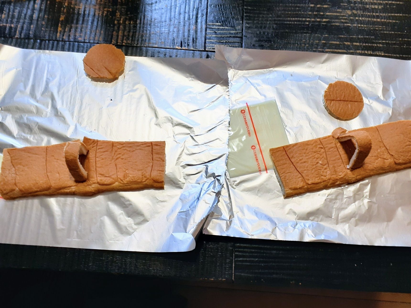 ②アルミホイルを敷き、コーヒーカップの形を作る。