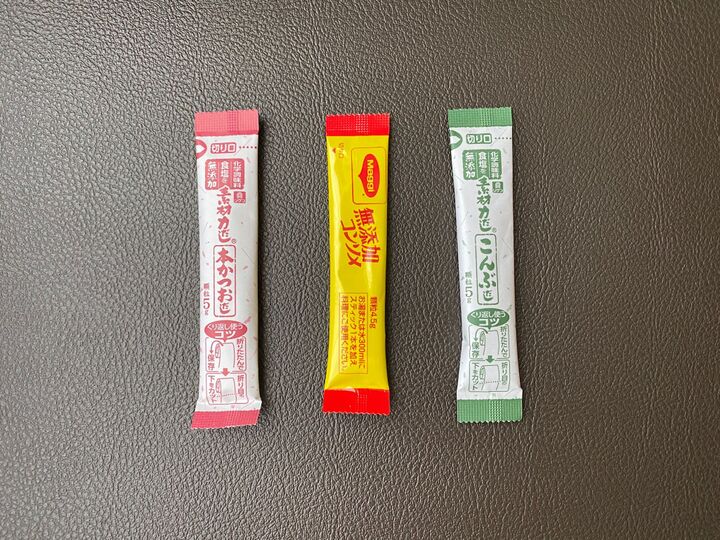 材料費ゼロ!スティック調味料の「立てる収納」には輪ゴムがカギです♪