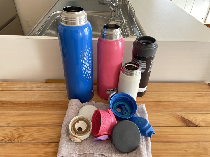 大きさバラバラの「水筒」をスッキリ収納!子どもも自分で出し入れできる仕組みとは?