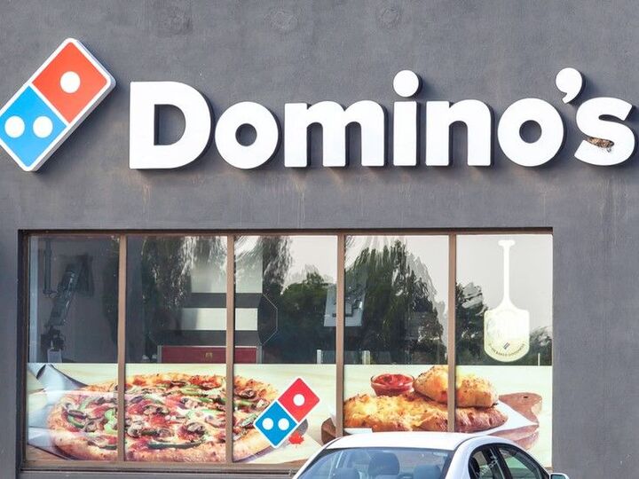 ななな、ナナヒャクエーーーン!!値下げの極限に挑戦中の【ドミノ・ピザ】が爆得ピザを販売中ですって!!