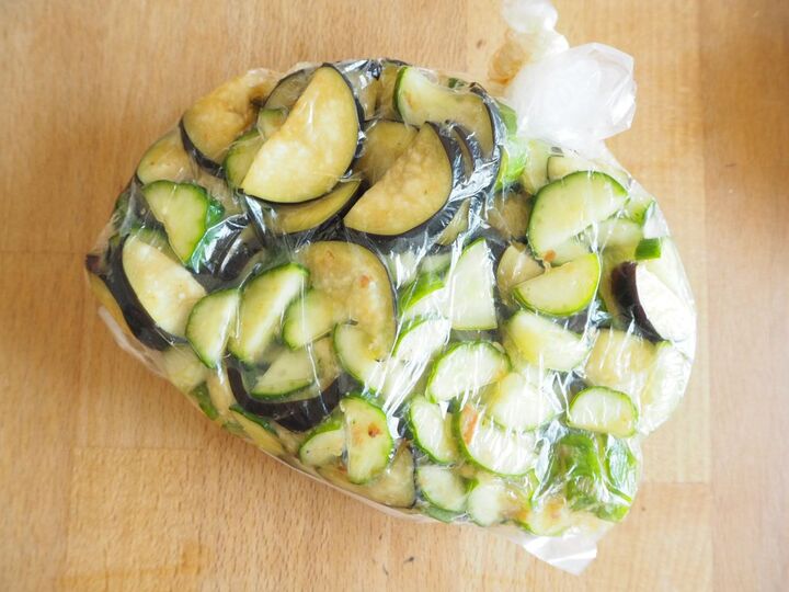 朝は冷蔵庫から出すだけ♡夜にナス&キュウリをポリ袋で漬けるだけ~なラクチン無限レシピ