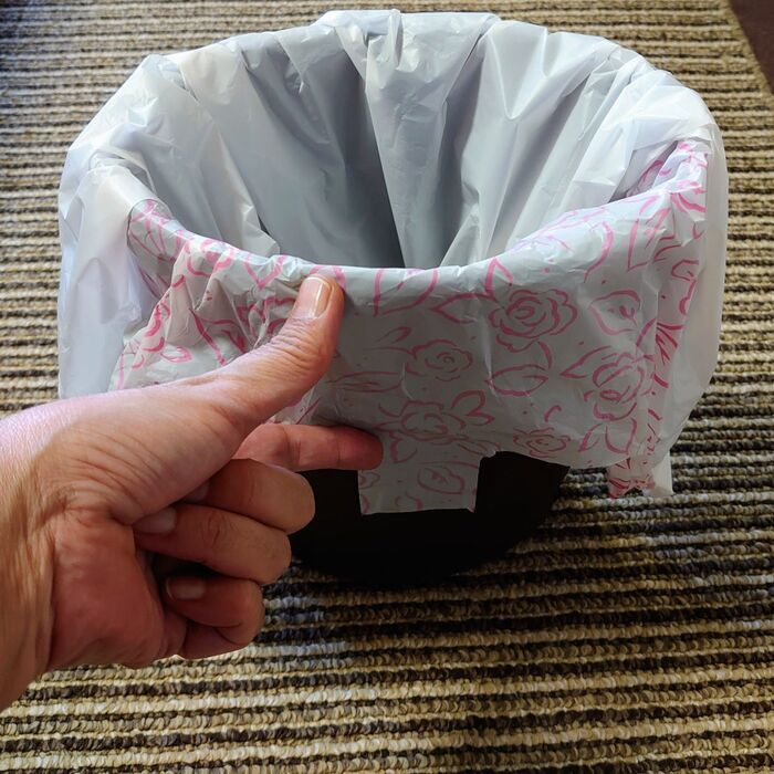 極端な話、小さいゴミ箱だとレジ袋を入れるとこの指の部分にゴミを入れられない
