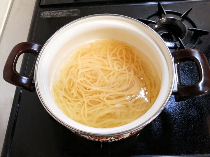 「ゆで汁」を流すだけで排水口の掃除になるってホント?!パスタや野菜の「ゆで汁」はすぐに捨てずに家事で再利用してエコ&節約を実践