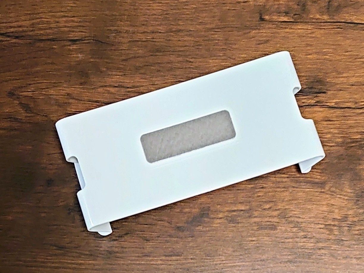 裏に両面テープが付いて、壁面等に貼るだけの簡単なシステム