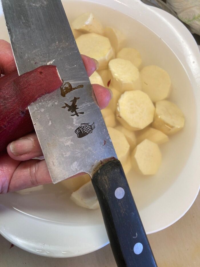 さつま芋の皮を剥き小口に切って水にさらす
