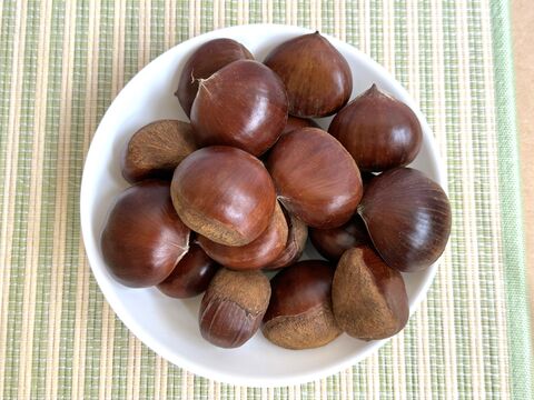 栗の皮むき もう力はいりません 鬼皮も渋皮もするりとむけるまさかの裏ワザがスゴかった 暮らしニスタ 栗の皮むき もう力はいりません 鬼皮も渋皮もするりとむけるまさかの裏ワザがスゴかった 暮らしニスタ