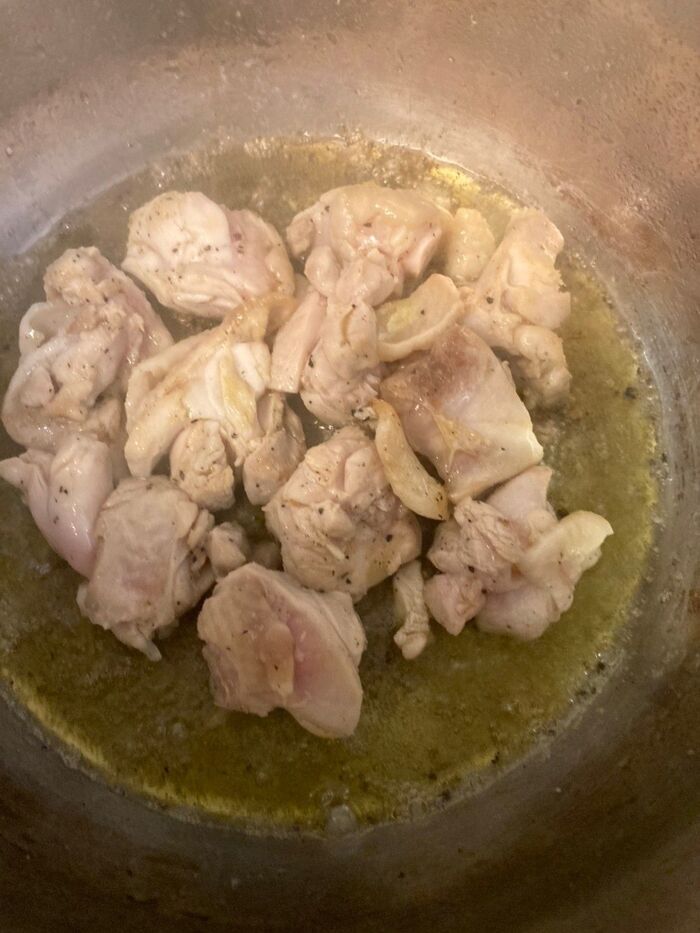 塩コショウした鶏肉をオリーブオイルで炒め一旦火を止めます♪