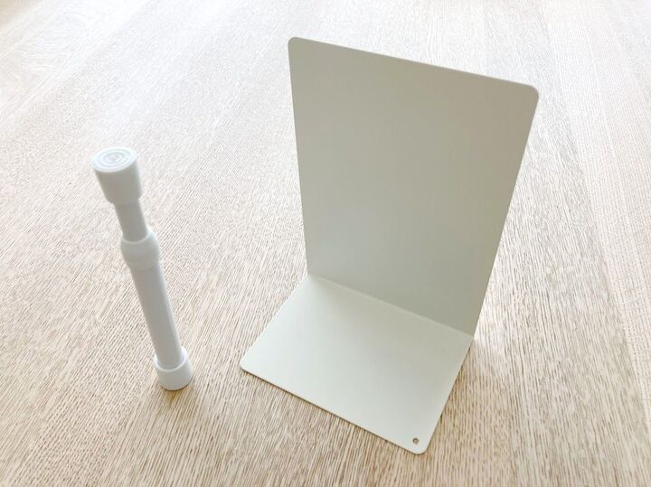 全部100均!!テレビ裏のごちゃつくケーブルを“浮かせる収納”でお掃除ラクラク♪