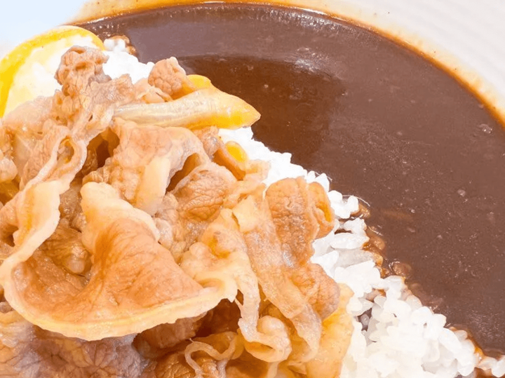 【吉野家】最高傑作!!旨いやつ2.5倍で再登場した牛カレーを、無料サービスとともに「いっただきまーす!!」