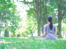 滝汗・イライラ・モヤモヤ…更年期症状をちょっとでもラクにしたいなら「ながらヨガ」をやってみて【ヨガインストラクター監修】