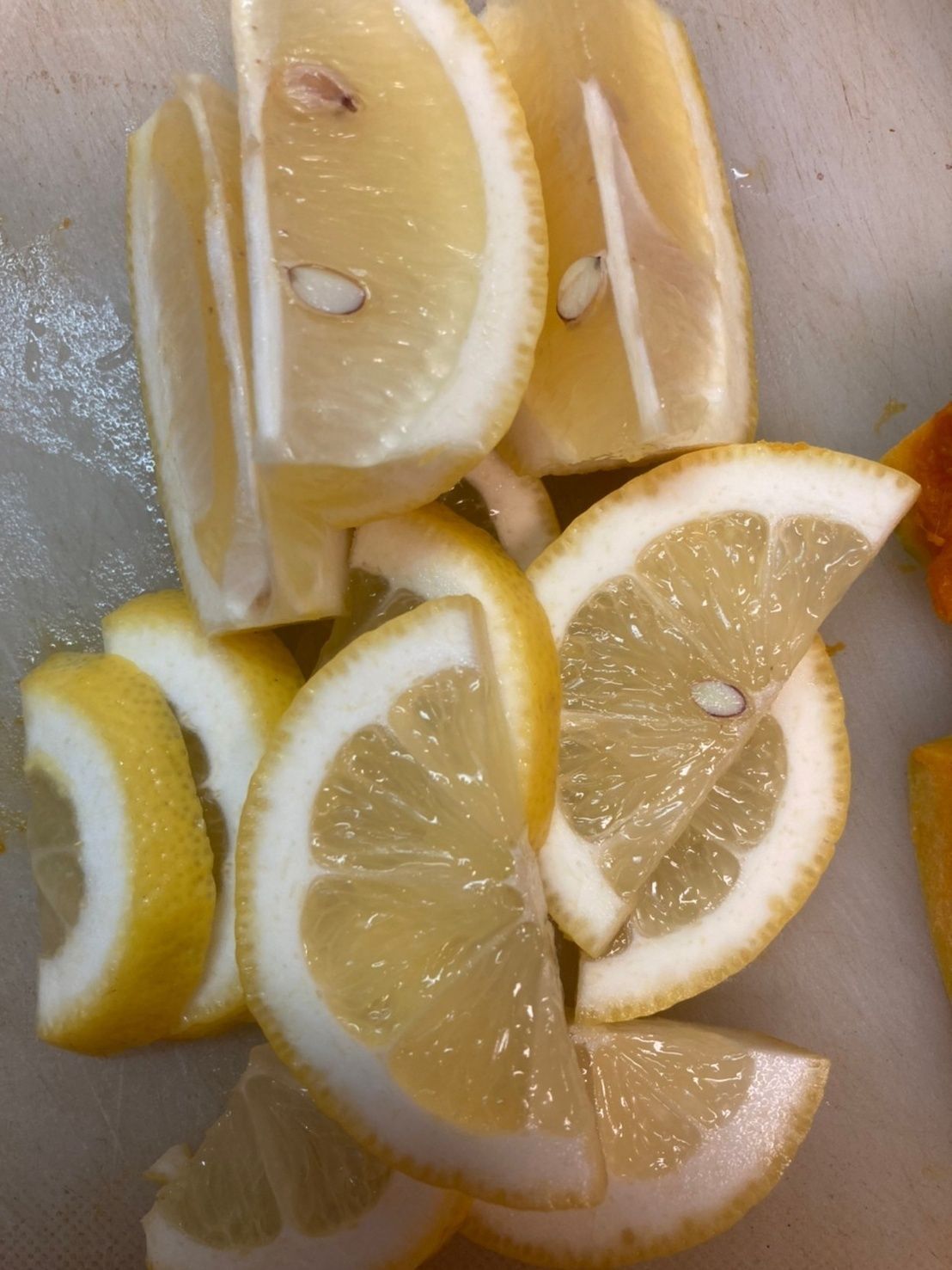 レモン1個の半分はくし切り、半分は薄切りにします♪