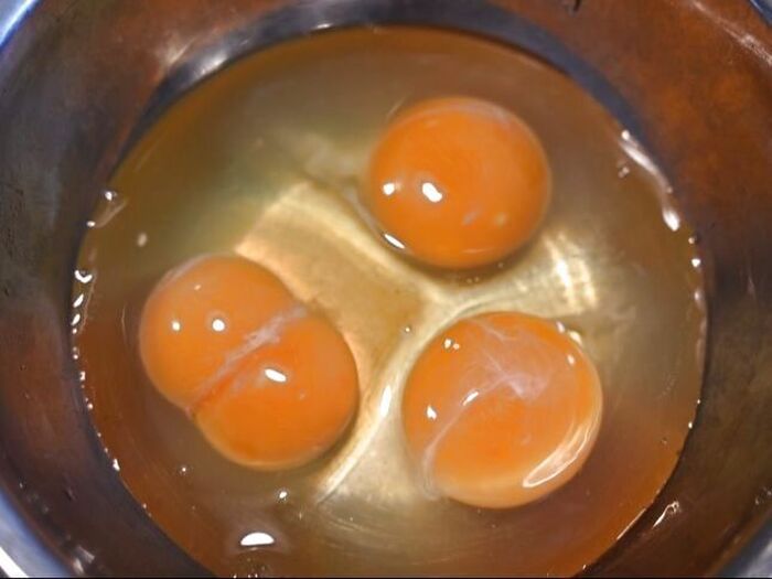 ボウルに卵を割り入れ、よく混ぜます