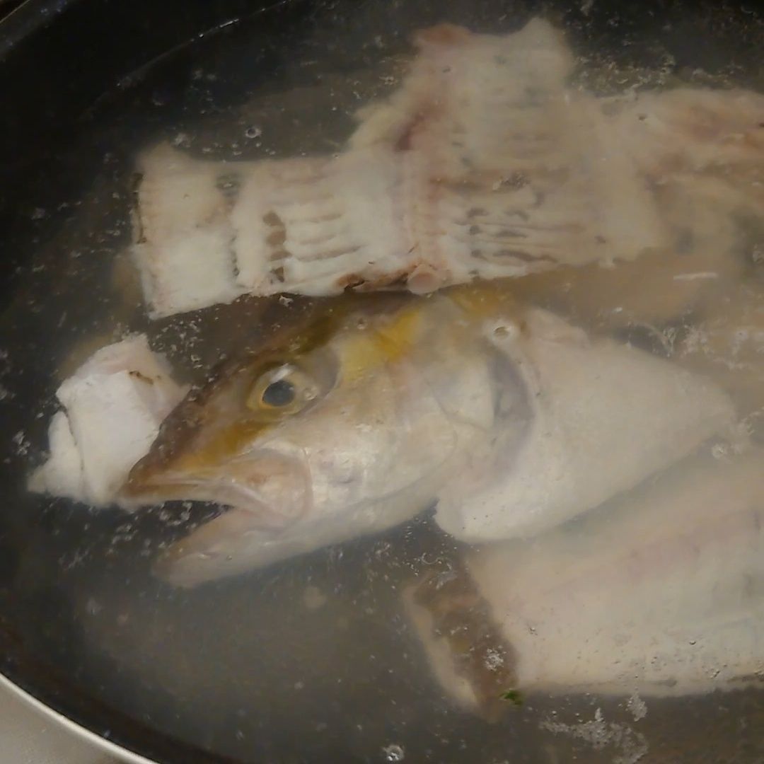 臭みを取るために一度熱湯に入れて洗う。