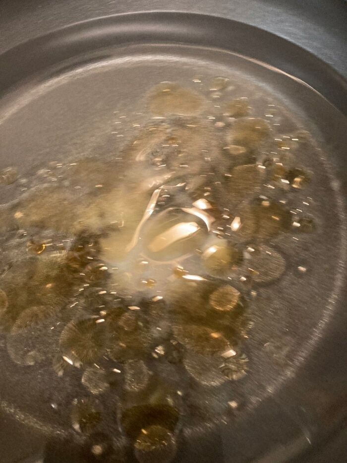 鍋にお湯を沸かし塩とごま油を入れて煮立てます♪