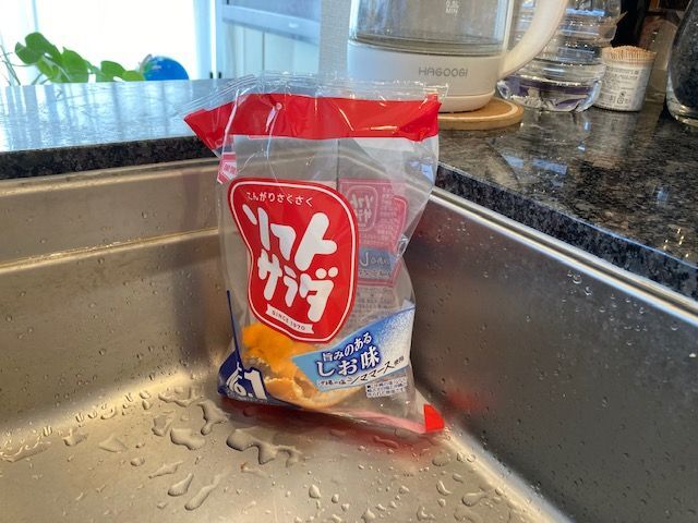 お菓子の空き袋や箱はこんなに使える！捨てる前のもうひと働きでムダ せんべいの袋のゴミ