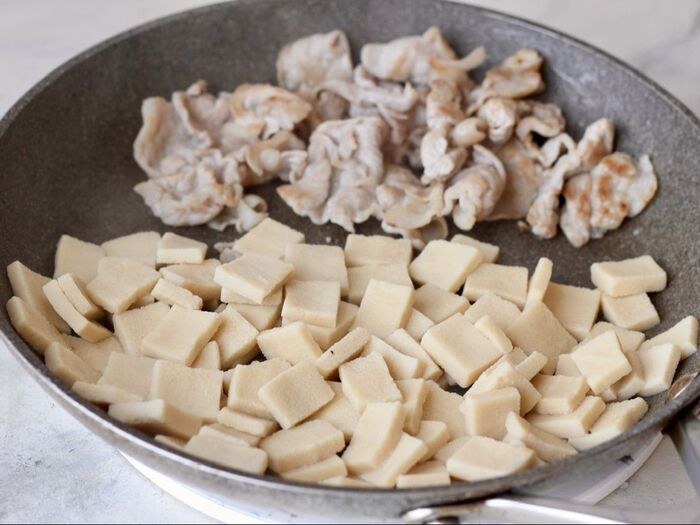 高野豆腐をフライパンで戻す。