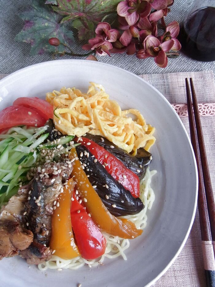 作り置き「夏野菜マリネ」調理例:秋刀魚の蒲焼きと夏野菜マリネの冷し中華