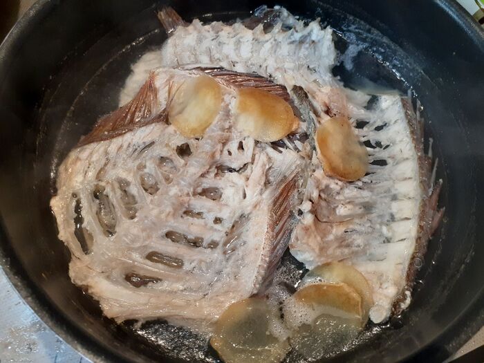 ④お鍋に骨&生姜を入れ、中火で30分程煮る。