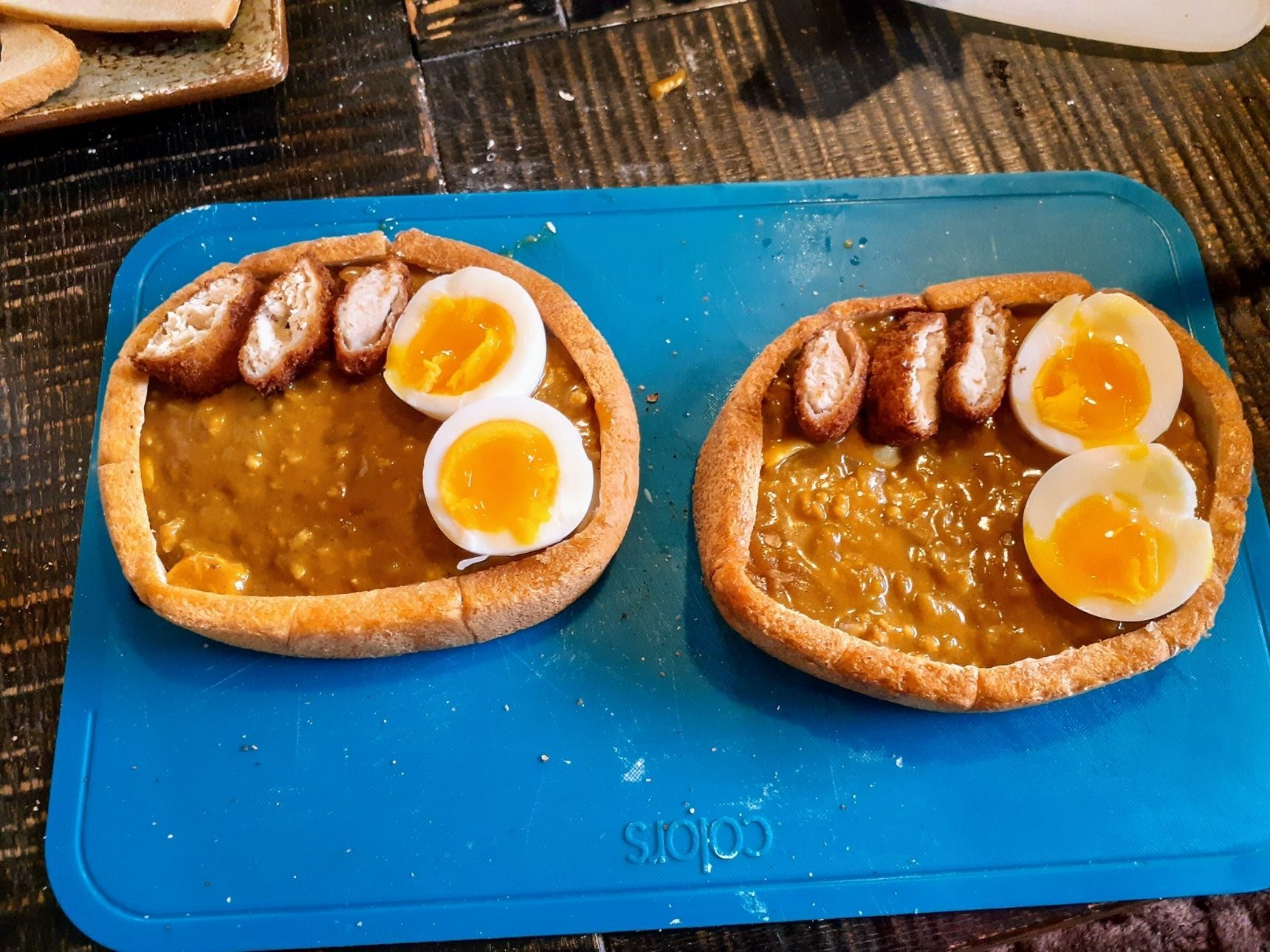 ④とろけるチーズカレー＆チキンカツ＆ゆで卵を入れ、トースターで焼く。