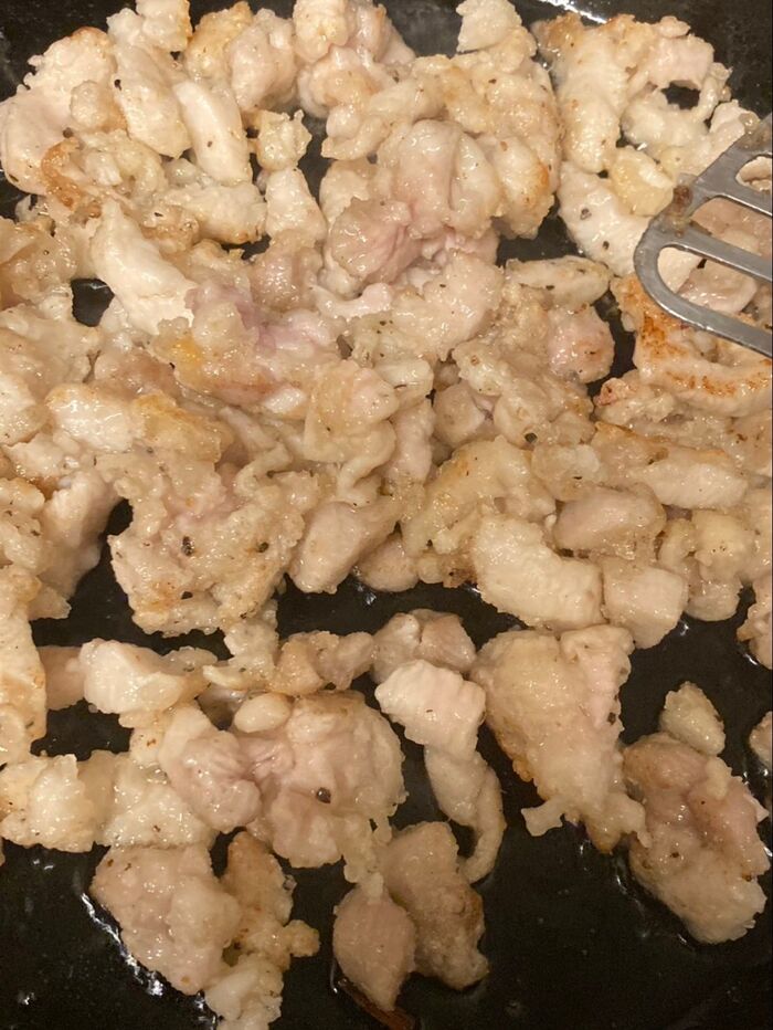 鶏肉に片栗粉をまぶしてサラダ油で周りカリッと中はふわっと炒めます