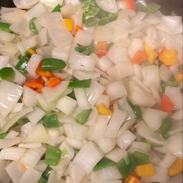 野菜は玉葱が透き通るくらい炒めたら一度別皿にとります