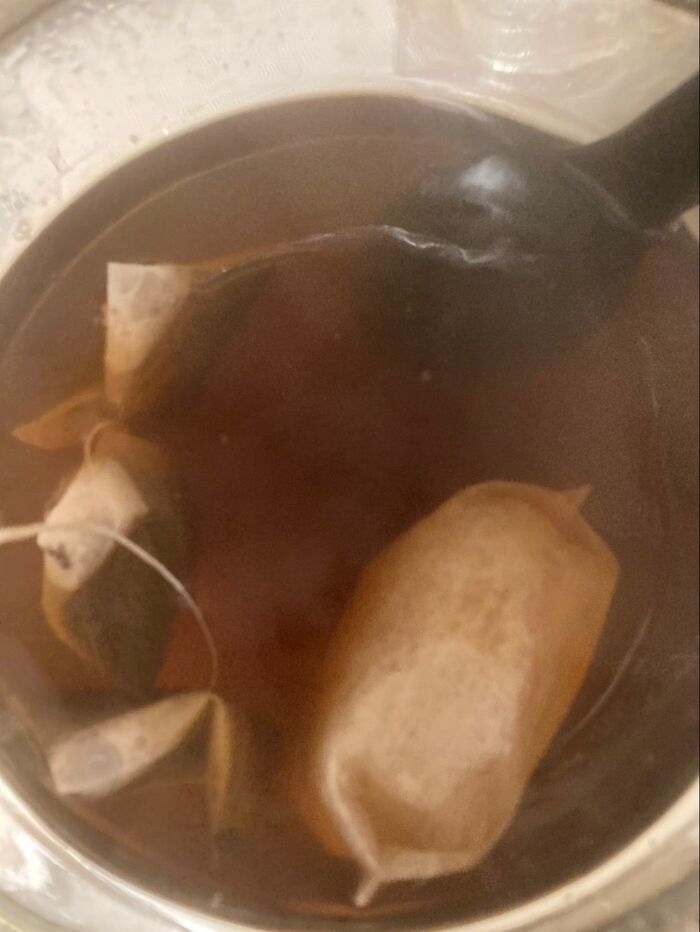 熱湯を注いでティーバックと生姜の袋を沈め、甘みを加えます♪