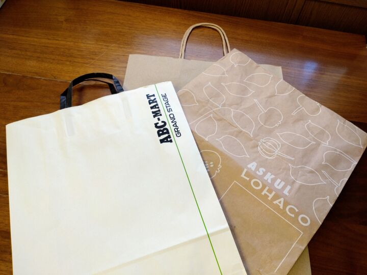 溜まった紙袋は「目隠し収納」に最適!見られたくないモノの存在感をシレッと消してくれますよ