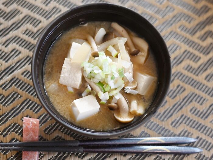 生姜でポカポカ♡しめじと豆腐と玉ねぎのお味噌汁