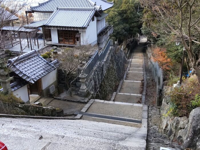 この階段を上がってすぐの場所に「恩智神社あり」