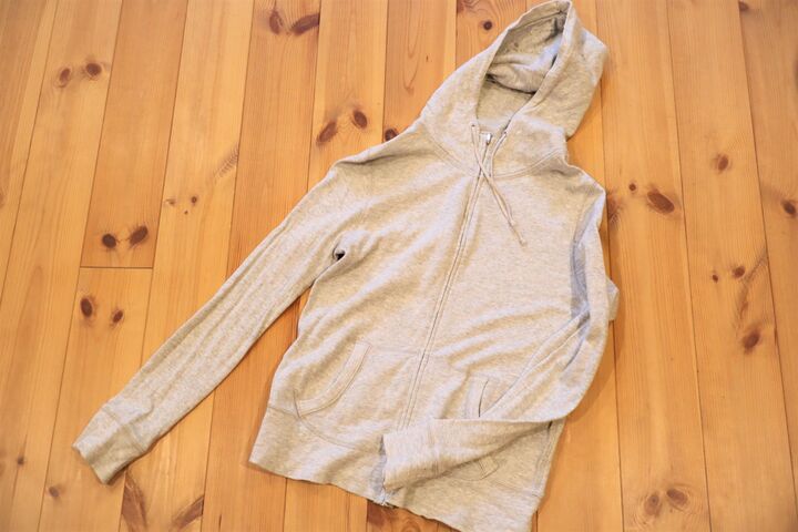 こんなにコンパクトに!?かさばらないパーカーのたたみ方をやってみた!旅行にも☆