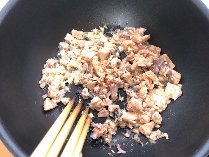 菜箸4〜5本でほぐしながら炒めます
