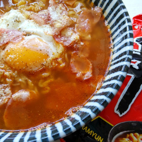 ハマる食べ方！噂の【辛ラーメンカルボナーラ】試してみたよ！最後に“いいモノ”加えて食べました！
