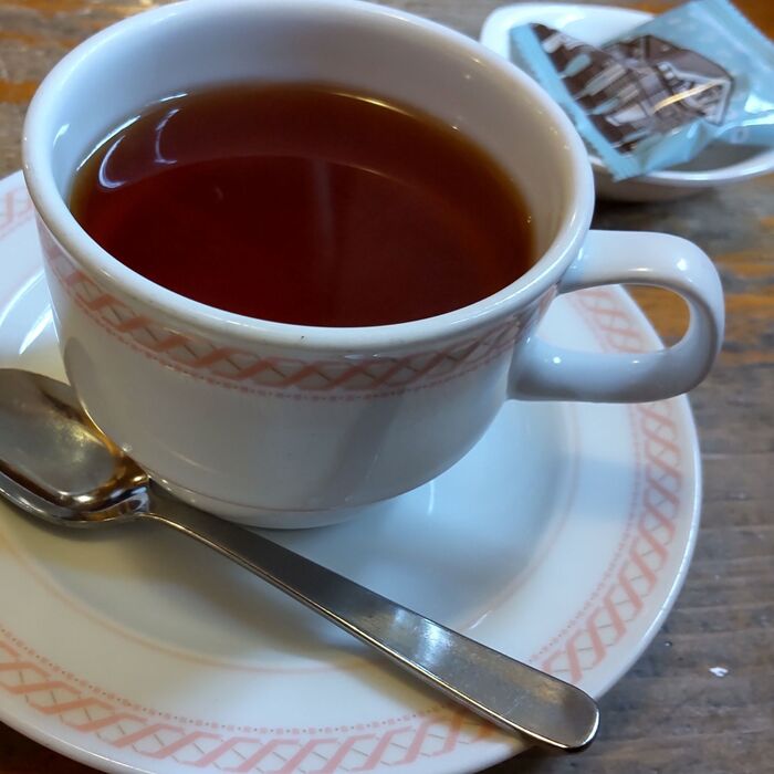 飲み物もコーヒーだけじゃなく、色々あって、魅力的・・・、プレート内のレモンを紅茶に！