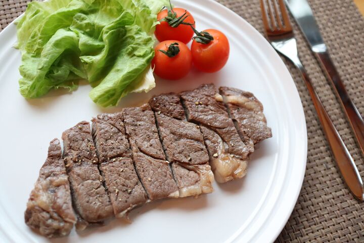 嚙み切れないステーキからはもう卒業!安いお肉を柔らかくジューシーに焼く裏ワザ【やってみた】