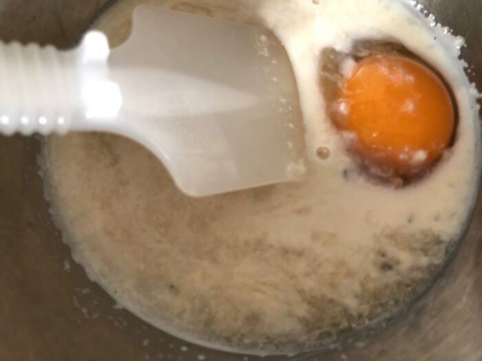 卵と豆乳を混ぜます