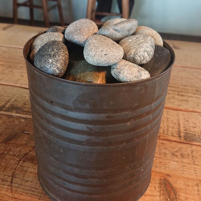 空き缶に石……謎