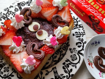 バレンタイン♡苺トリュフとハートチョコのせ「マックロクロスケ」の小倉トースト♪