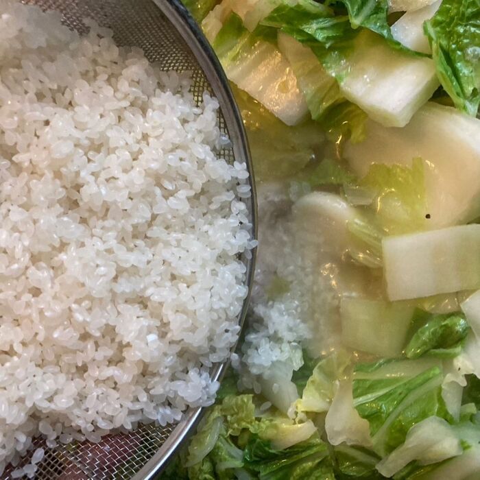 白菜の真ん中にくぼみを作り、研いだ生米を入れて白菜で塞ぎます♪