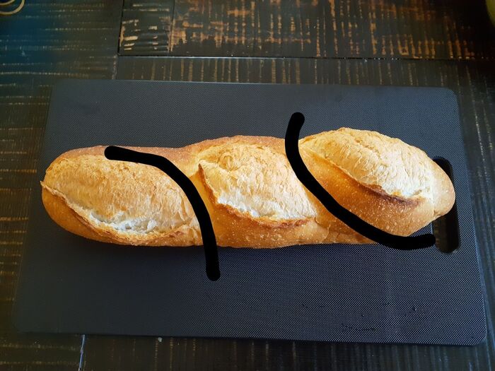 ①フランスパンを切る。