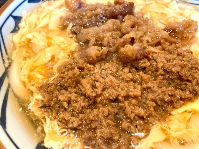 【丸亀製麺】無料で二度目の「うんめぇーーー!!!!!」肉がさねの下敷き感がたまらん新うどん爆誕じゃ!!!
