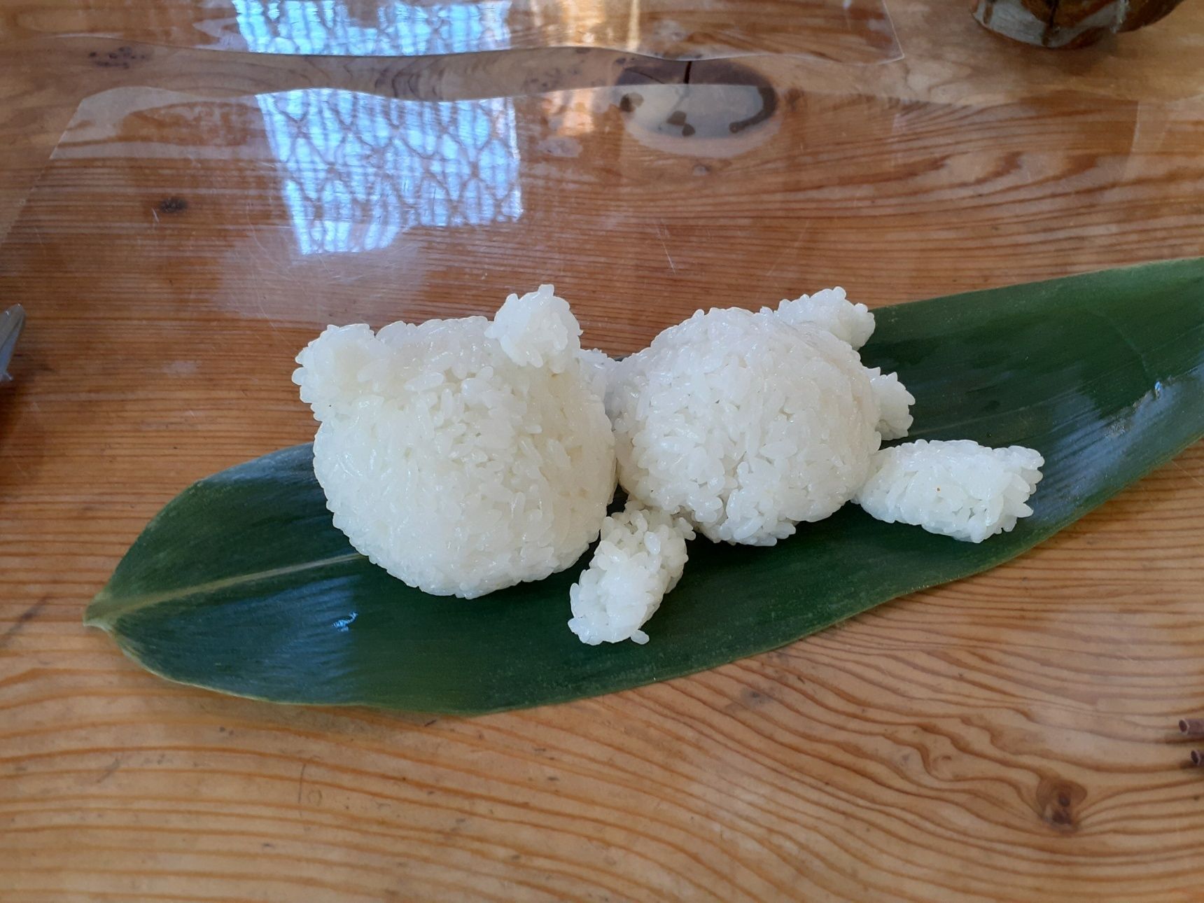 ①丸型のしらすおにぎりを作る（顔用）→丸形の紅鮭おにぎりを作る（体用）→ご飯を小さく丸型に握る（耳＆尻尾用）→ご飯を小さく俵型に握る（足用）