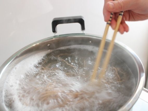 しばらく混ぜ続けないと麺がこびりつく！