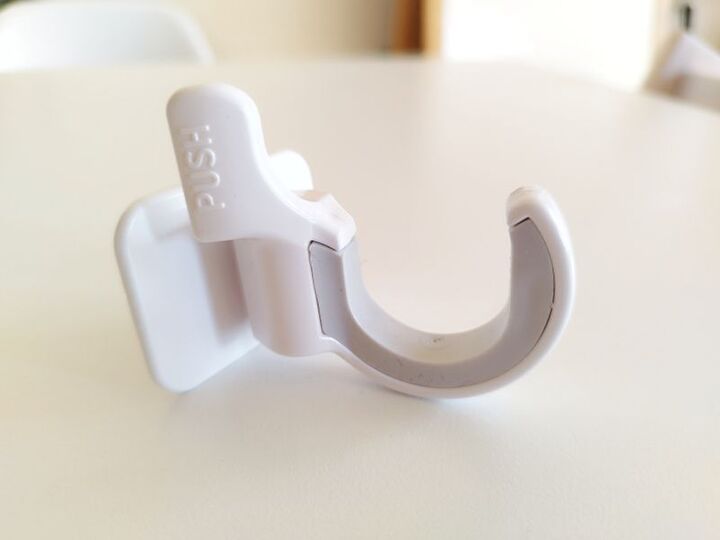 【ダイソー】知らないうちに倒れててイラッ…からも解放!掃除用具をラクチン収納できる超便利アイテム♪